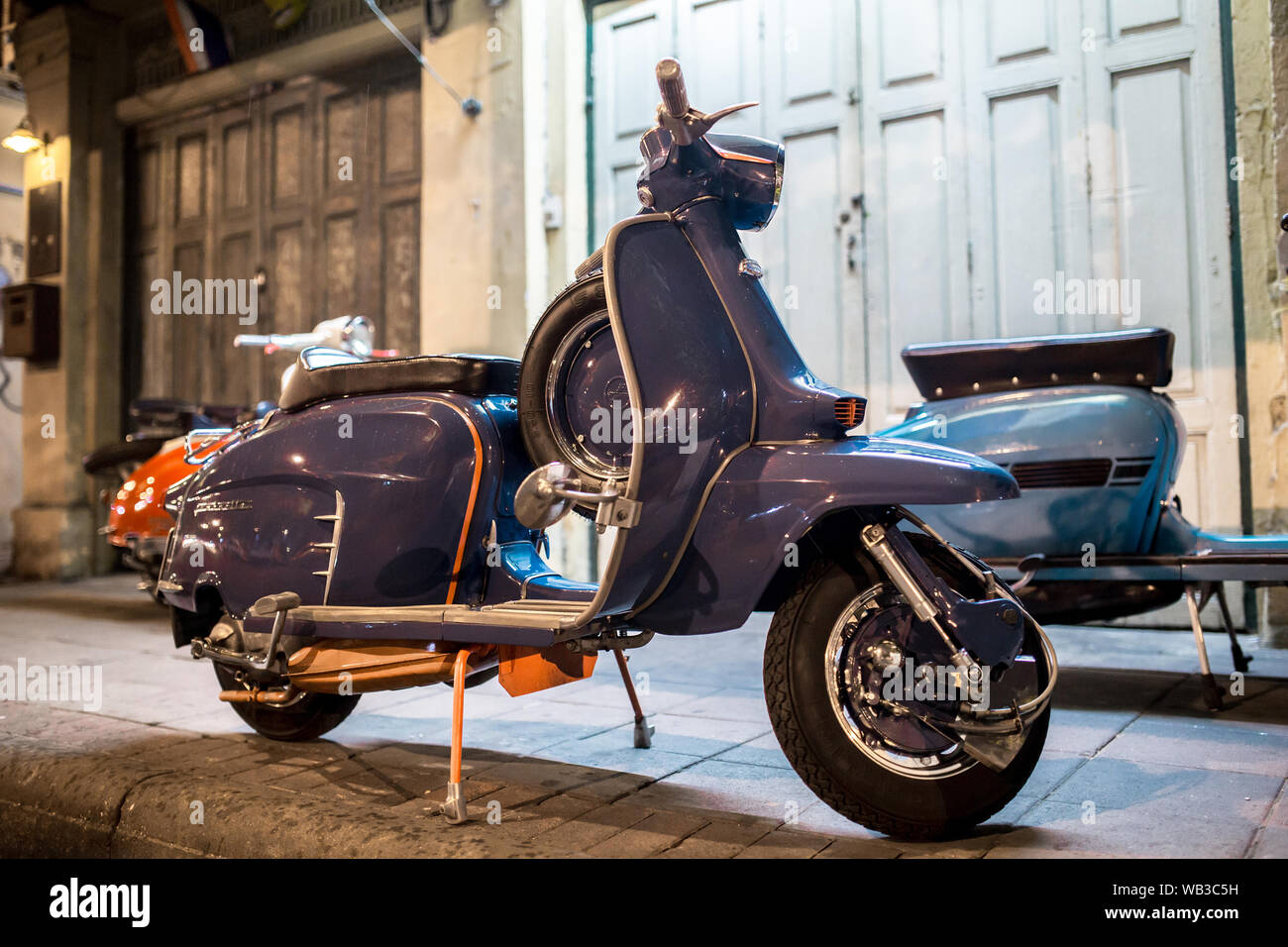 BANGKOK, THAILAND - 26. MÄRZ 2017: Lambretta Roller auf einem Bürgersteig in Bangkok, Thailand am 26. März 2017 geparkt. Stockfoto