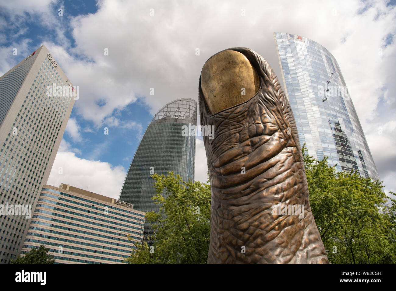 Paris, Frankreich, August 2019: Pouce den Daumen Skulptur von Cesar, Kunstwerk von La Défense, Paris, Frankreich Stockfoto