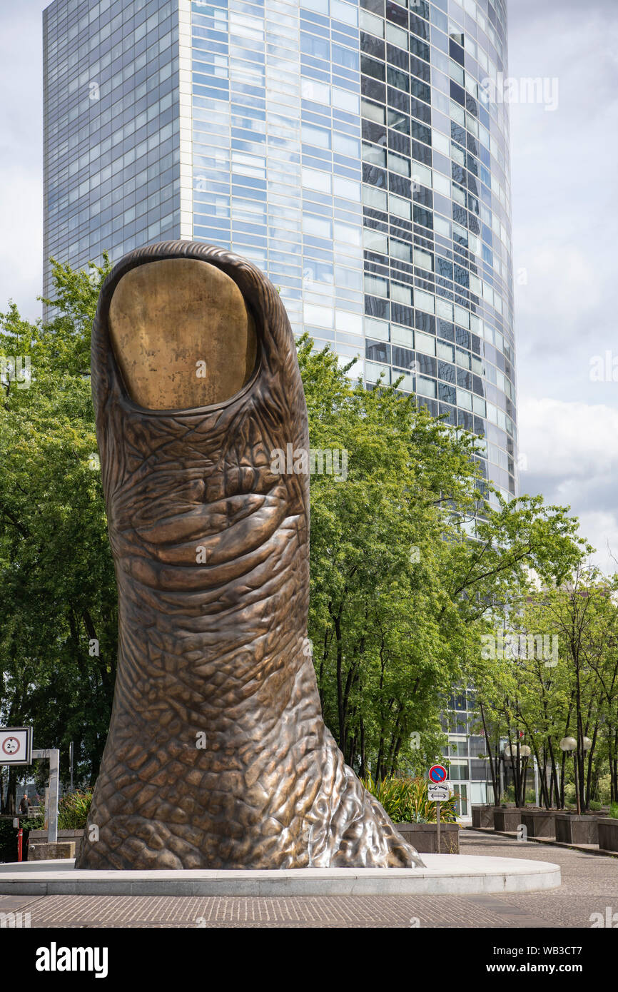 Paris, Frankreich, August 2019: Pouce den Daumen Skulptur von Cesar, Kunstwerk von La Défense, Paris, Frankreich Stockfoto