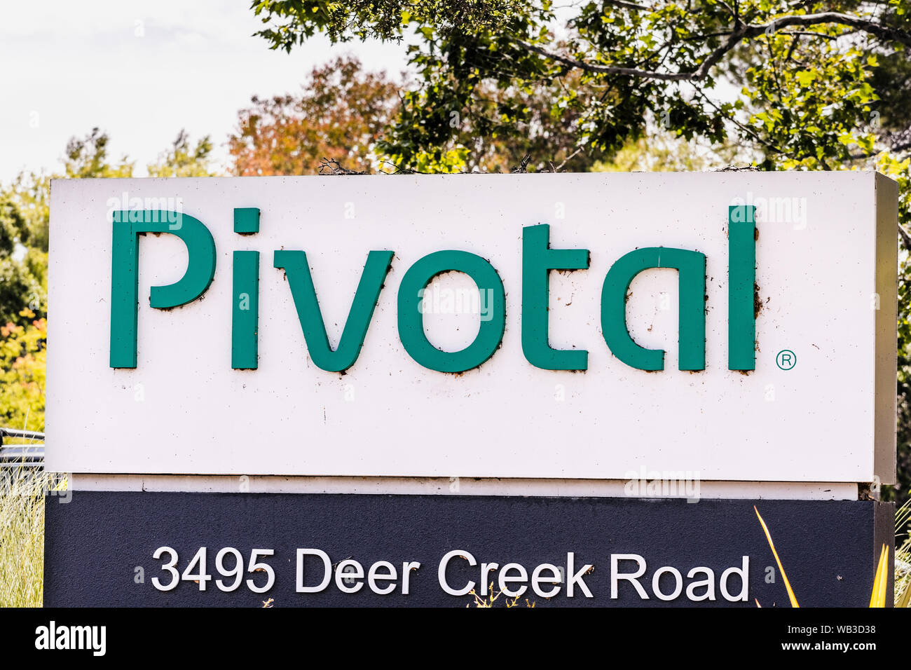 August 5, 2019 in Palo Alto/CA/USA - Pivotal Logo am Eingang zu Ihrem Campus; Zentrale Software, Inc. ist eine US-amerikanische multinationale Software und s Stockfoto