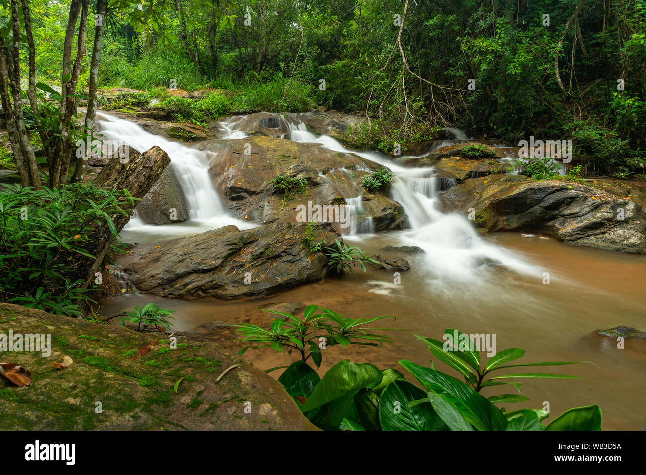 Wasser Kaskadierung von Schicht von großen Felsen von Noi Mae Sa Wasserfall mit misty Wasser Effekt Stockfoto