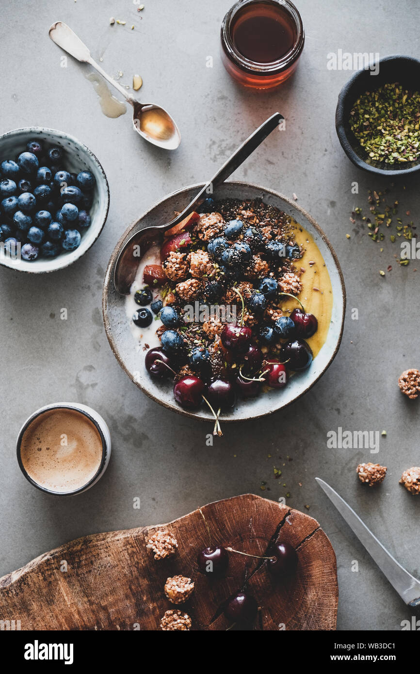 Gesund vegan Frühstück mit Quinoa Müsli Schüssel und Kaffee Stockfoto