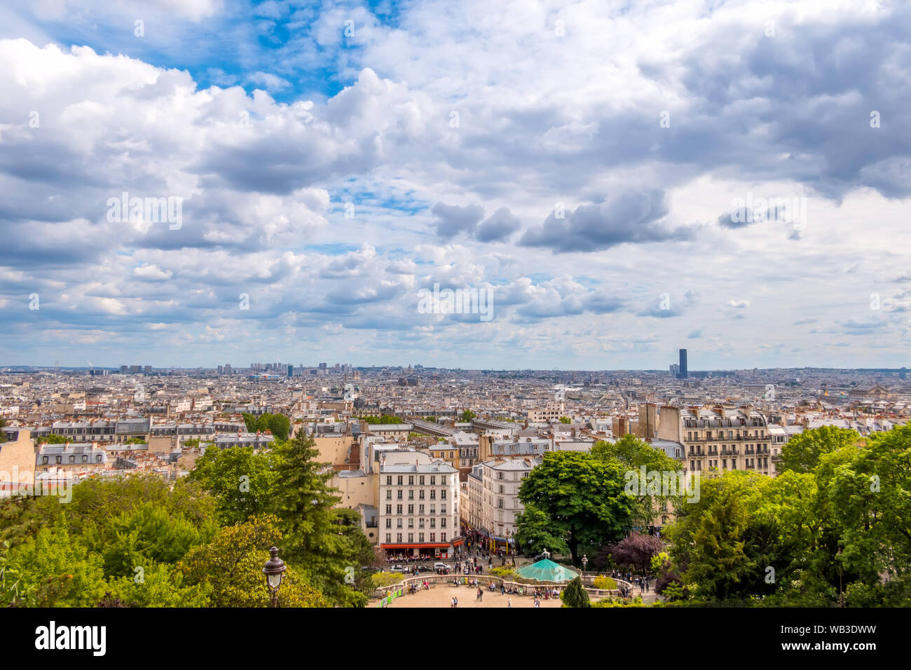 Frankreich. Paris. Tag Sommer. Panoramablick auf die Dächer. Die Wolken sind schnell. Der Eiffelturm ist nicht sichtbar Stockfoto