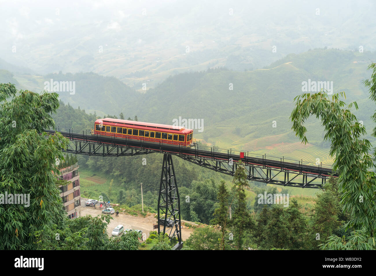 Rote Seilbahn auf die Spitze des Fansipan Berg in Sapa Town, Lao Cai, Vietnam Stockfoto