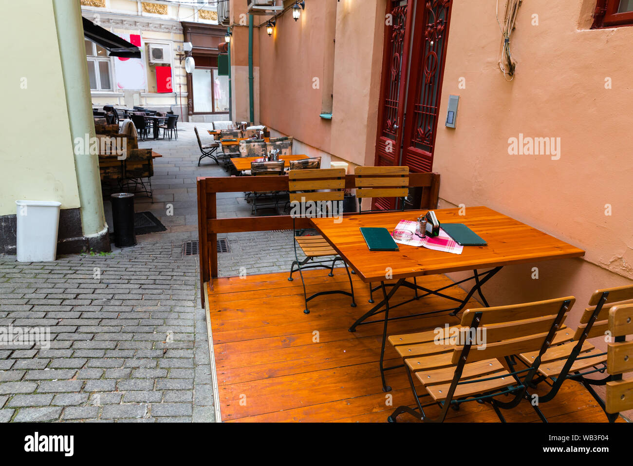 Gemütliches Café im Freien in der Gasse, Karlsbad Stockfoto