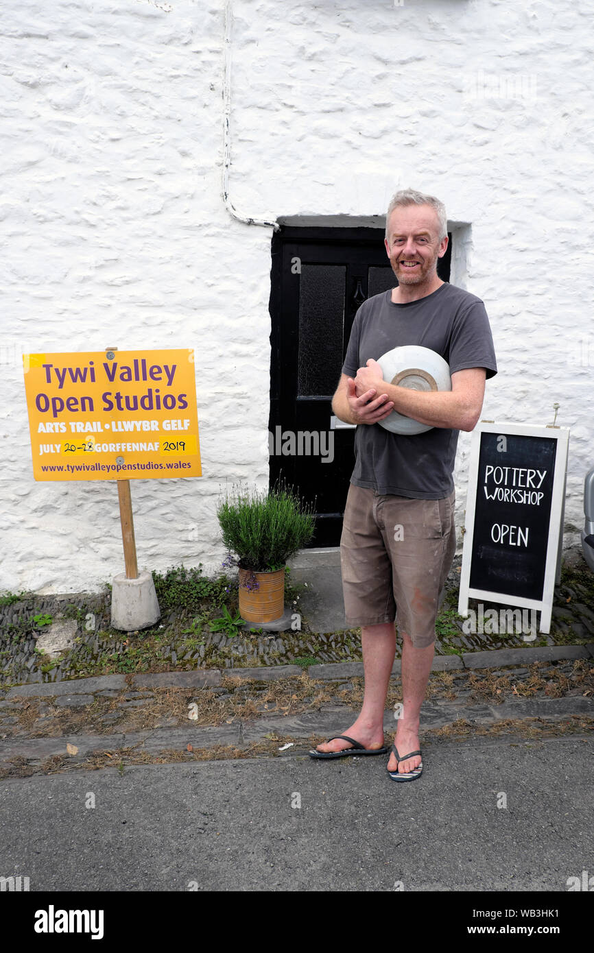 Tim Lake Töpferwerkstatt im Old Post Office in Cilycwm Dorf während der Tywi Valley Open Studios in Carmarthenshire Wales UK KATHY DEWITT Stockfoto