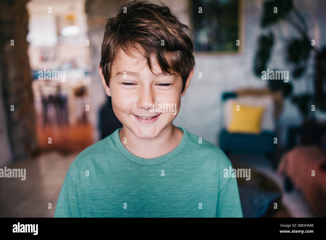 Acht Jahre alten Jungen in seinem Haus Stockfoto