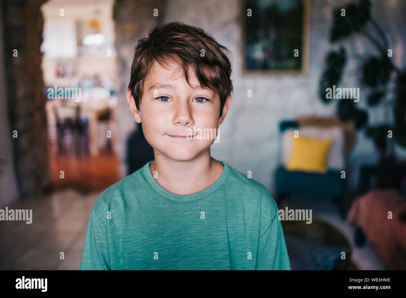 Acht Jahre alten Jungen in seinem Haus Stockfoto