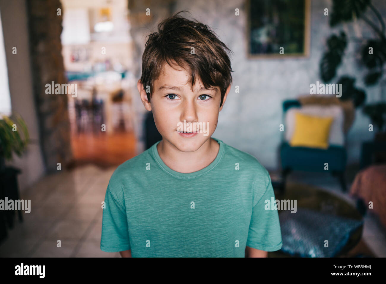 Acht Jahre alten Jungen in seinem Haus Stockfoto