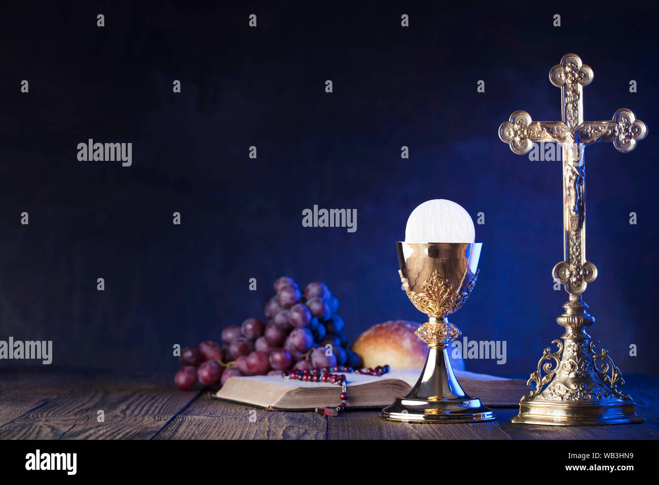 Katholische Religion Symbole. Das Kreuz, Rosenkranz, Bibel und goldenen Kelch auf der rustikalen ...