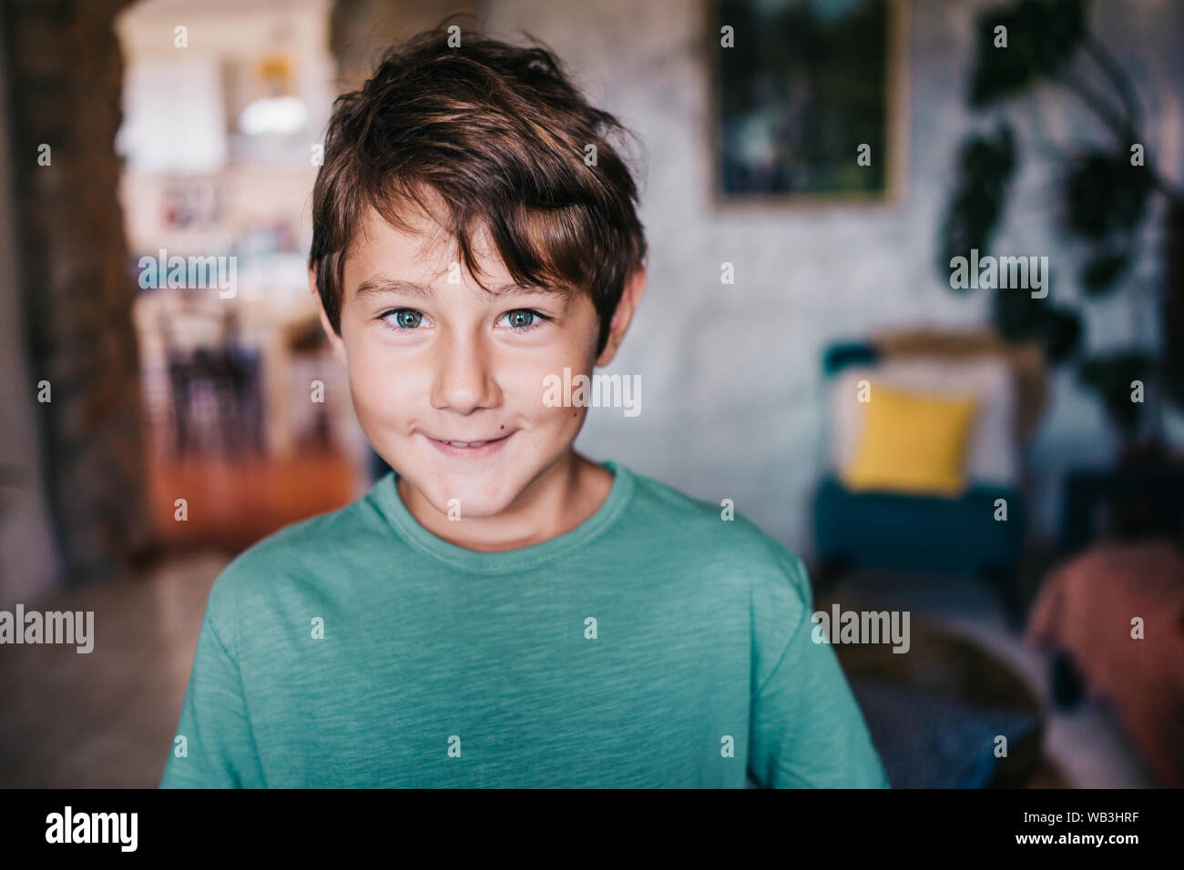 Acht Jahre alten Jungen in seinem Haus Stockfoto