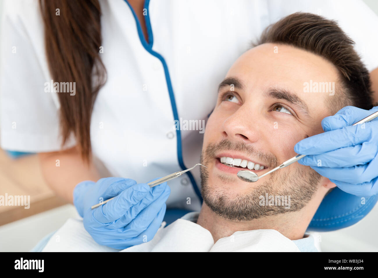Mann, der Zähne Zahnärzte untersucht. Übersicht von Karies Vorbeugung Stockfoto