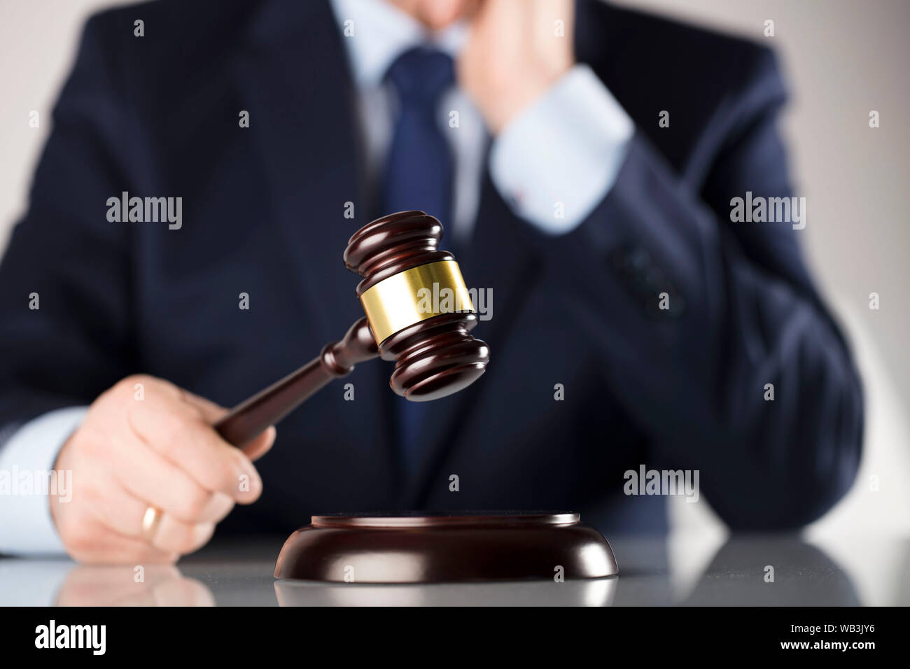 Rechtsanwalt mit antiken Holzhammer. Legal Counsel Office. Für Text und Logo. Stockfoto