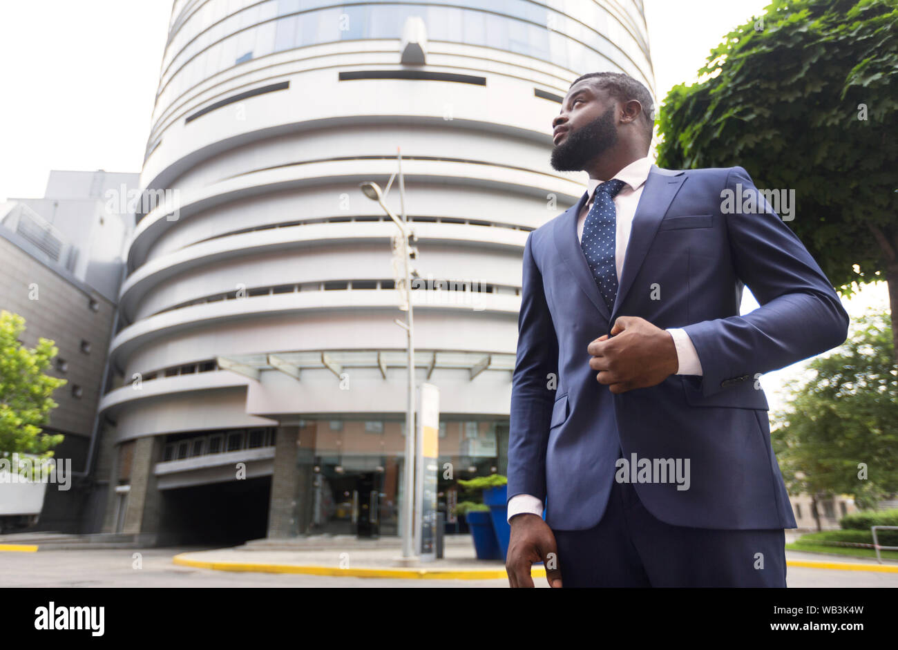 Nachdenklich, african american executive Aufenthalt im Freien in der Nähe der Business Center Stockfoto