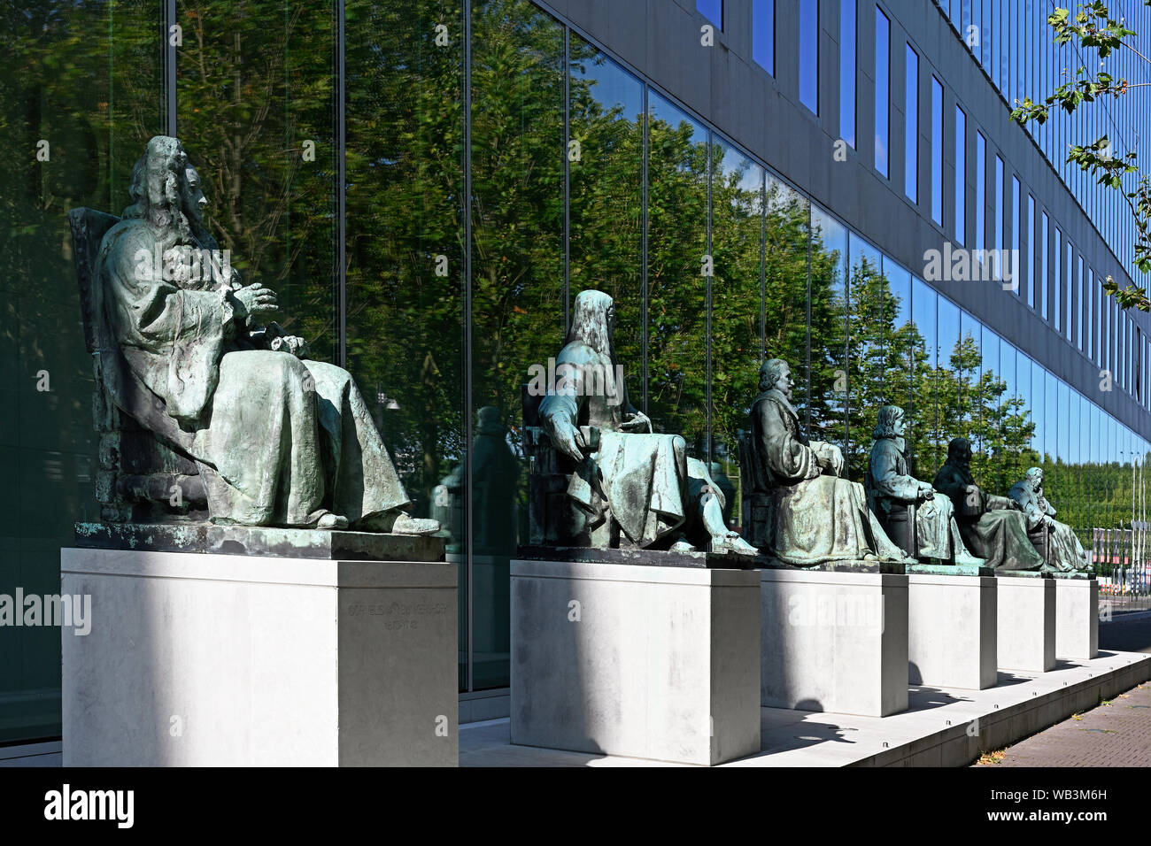 Den Haag, Niederlande - 2019.08.07: Statuen von namhaften Juristen vor dem Gebäude des Obersten Gerichtshof der Niederlande auf Korte Voorhout Stockfoto