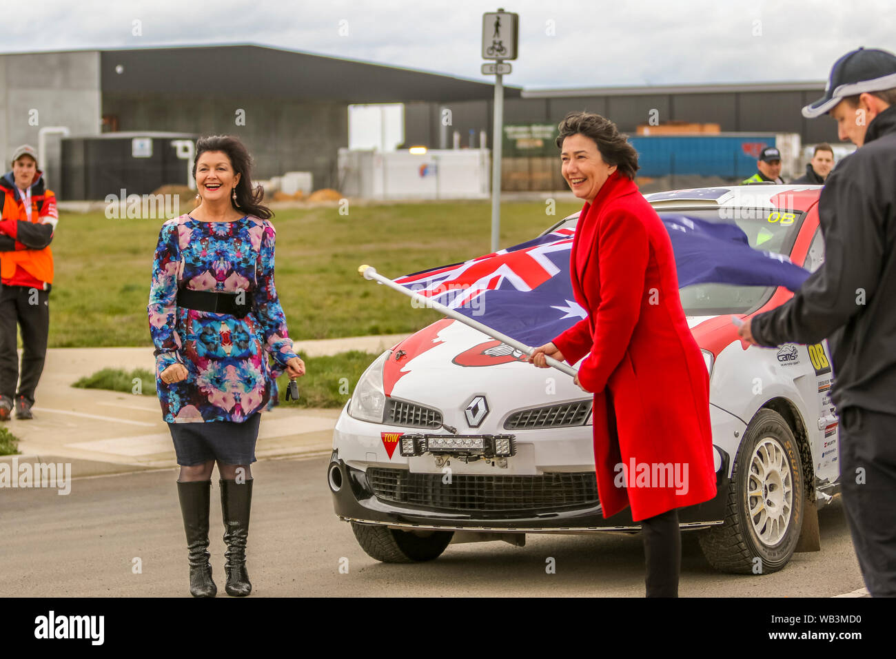 Ballarat, Victoria, Australien. 24. August 2019 - Cams australische Meisterschaften/viktorianischen Meisterschaften - Eureka Rush Rally. Das Rennen starten Zeremonie von Cr Samantha McIntosh Bürgermeister von Ballarat, Victoria und Frau Michaela Settel MP. Mitglied für Buninyong, Victoria. Credit: Brett Keating/Alamy leben Nachrichten Stockfoto