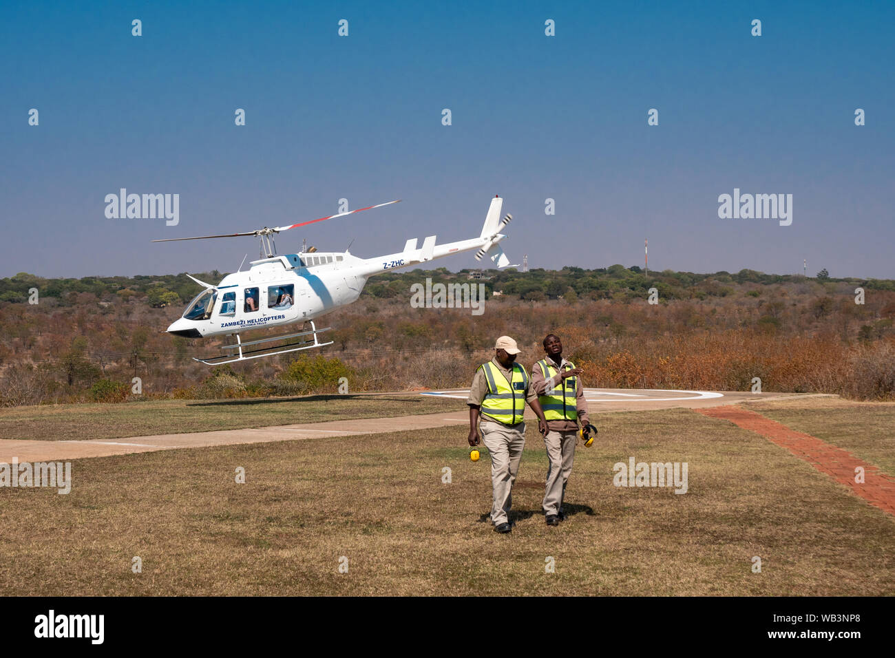 Victoria Falls, Zimbabwe - 2. August 2019: Sambesi Hubschrauber Flugzeuge starten für Victoria Falls Rundflug genannt Flug der Engel über die Stockfoto