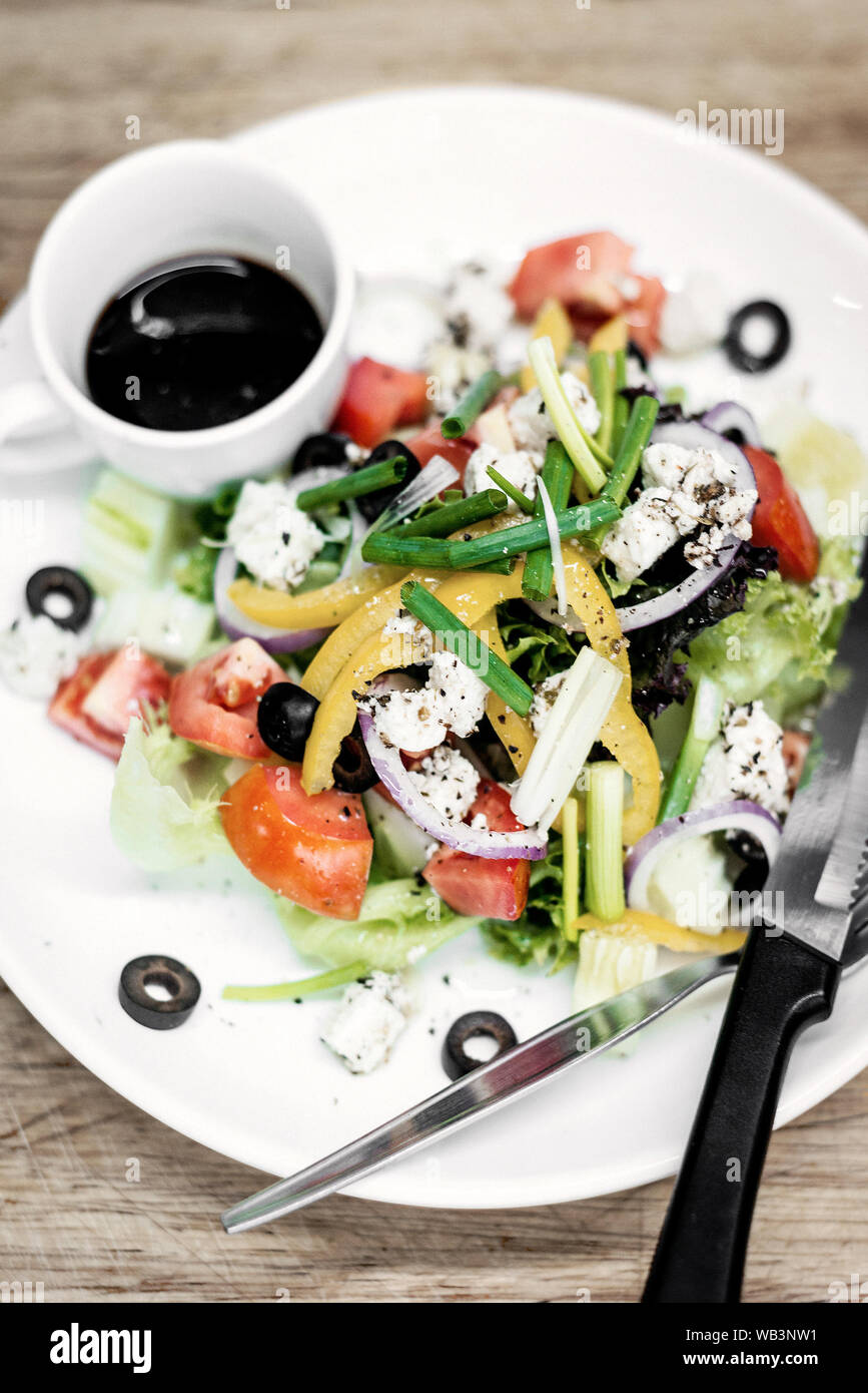 Traditioneller Griechischer Salat mit Feta und gemischte Bio Gemüse auf hölzernen Tisch Stockfoto
