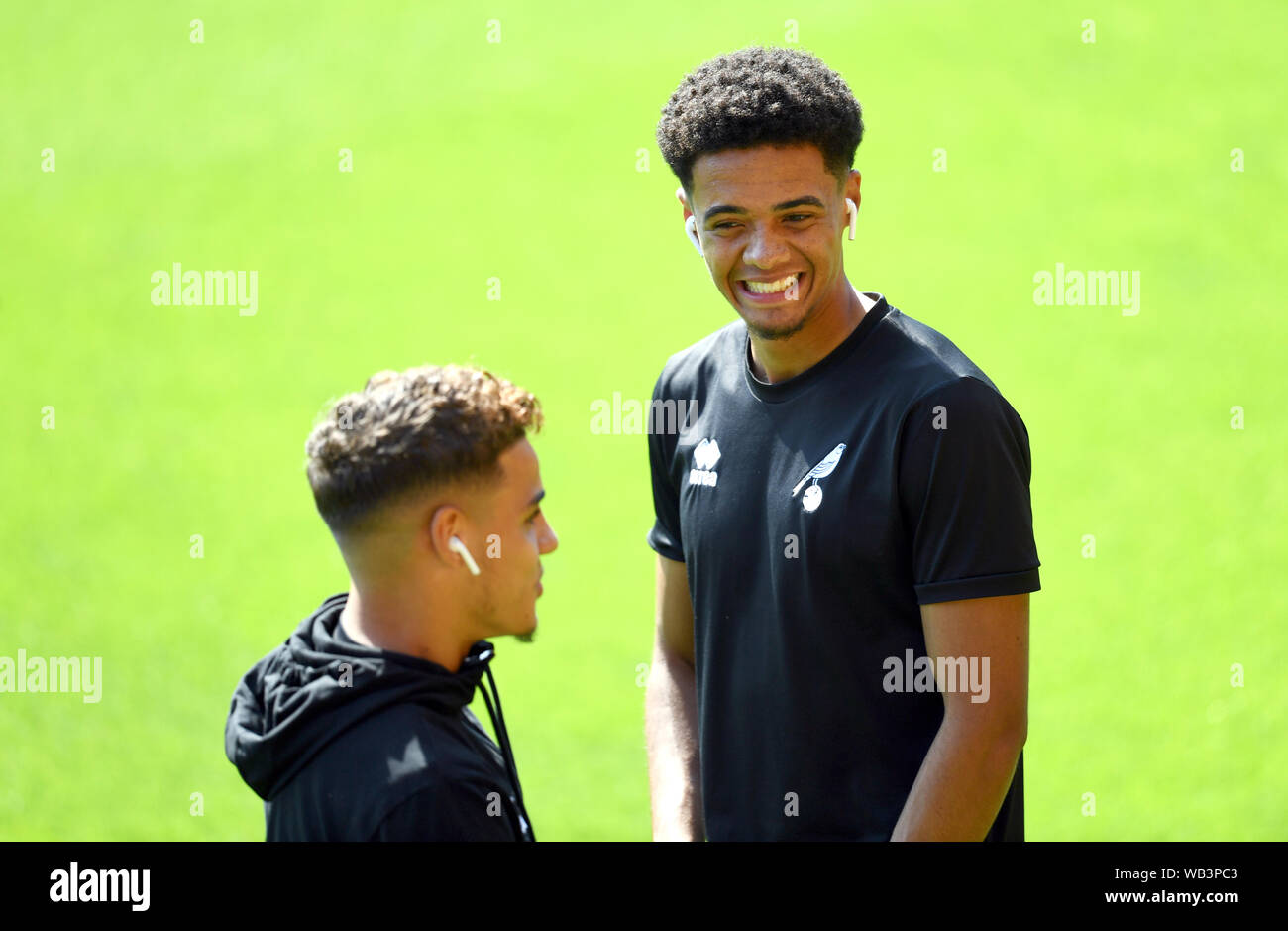 Norwich City Jamal Lewis (rechts) und Max Aarons auf dem Platz vor dem Premier League Spiel im Carrow Road, Norwich. Stockfoto