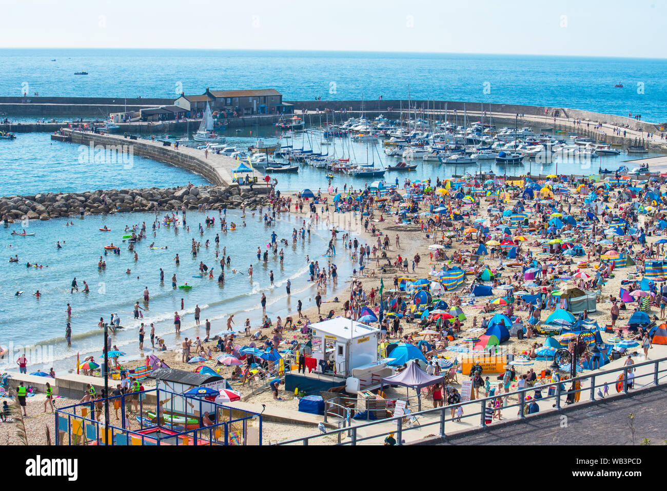 Lyme Regis, Dorset, Großbritannien. 24. August 2019. UK Wetter: Massen von Urlaubern und Sonnenanbeter in Scharen zu den Badeort von Lyme Regis in Sizzling Hot Sonnenschein am Samstag als August Bank Holiday Wochenende Aalen unterwegs erhält. Credit: Celia McMahon/Alamy Leben Nachrichten. Stockfoto