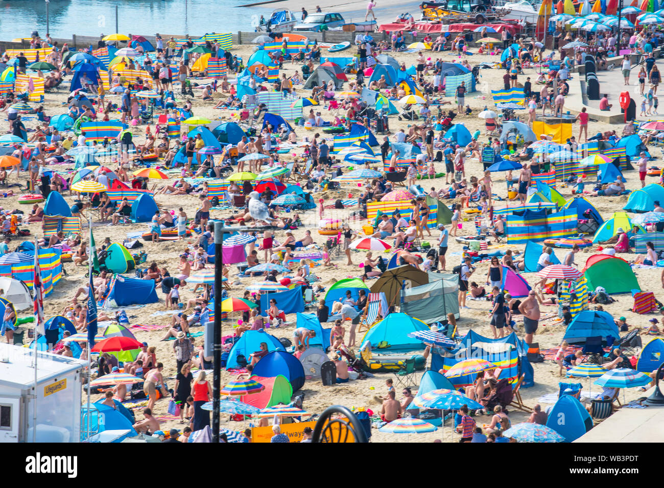 Lyme Regis, Dorset, Großbritannien. 24. August 2019. UK Wetter: Massen von Urlaubern und Sonnenanbeter in Scharen zu den Badeort von Lyme Regis in Sizzling Hot Sonnenschein am Samstag als August Bank Holiday Wochenende Aalen unterwegs erhält. Credit: Celia McMahon/Alamy Leben Nachrichten. Stockfoto