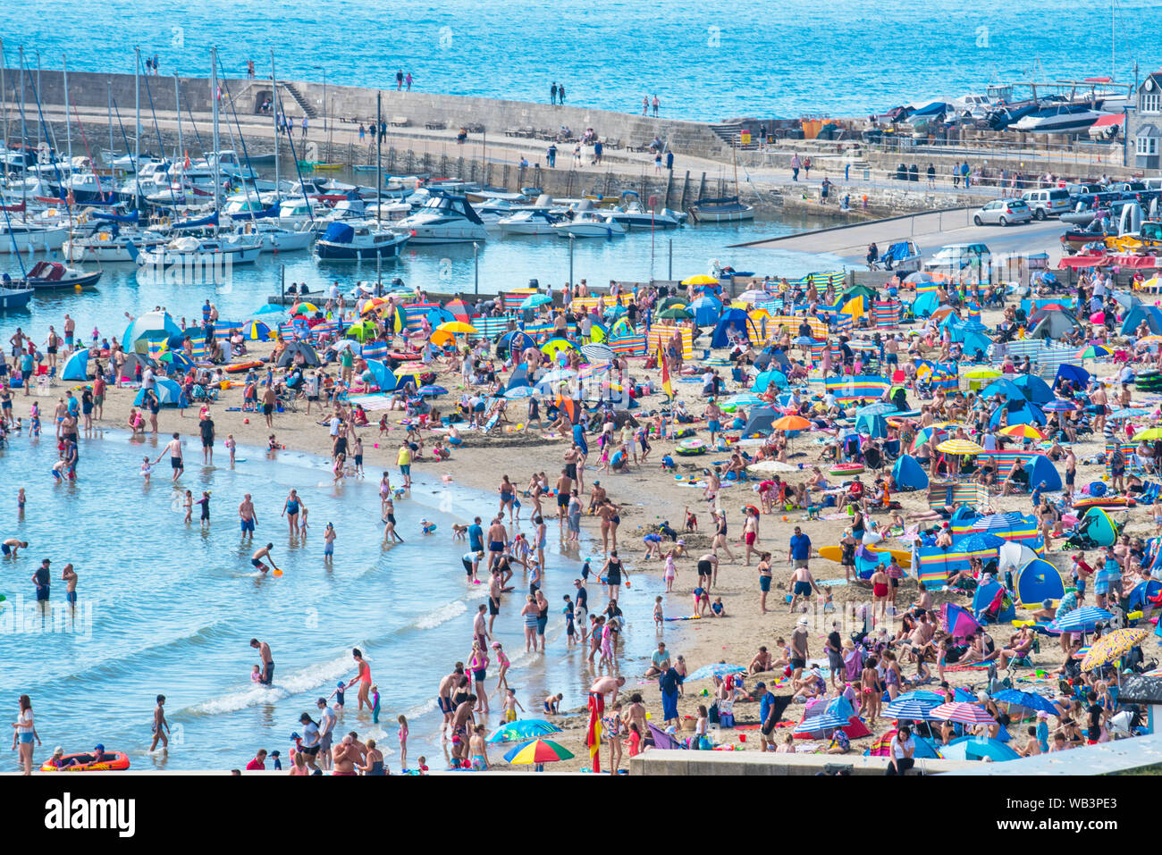 Lyme Regis, Dorset, Großbritannien. 24. August 2019. UK Wetter: Massen von Urlaubern und Sonnenanbeter in Scharen zu den Badeort von Lyme Regis in Sizzling Hot Sonnenschein am Samstag als August Bank Holiday Wochenende Aalen unterwegs erhält. Credit: Celia McMahon/Alamy Leben Nachrichten. Stockfoto