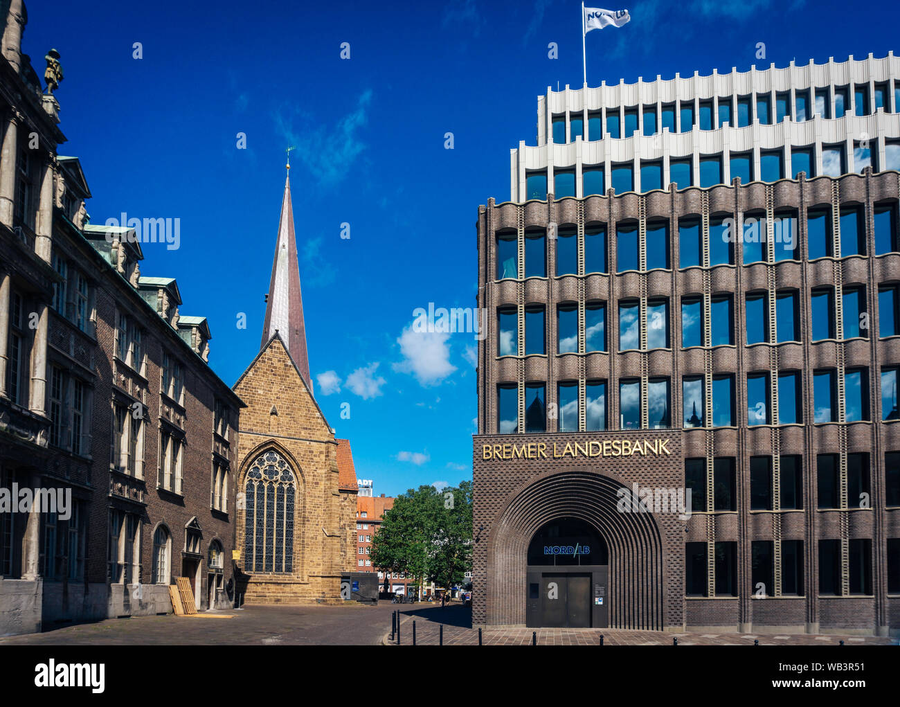 Bremen, Deutschland - 21. Juli 2019 - Blick auf das neue Gebäude Bremer Landesbank Nord LB und alte Kirche unser - lieben - Frauenkirche Stockfoto