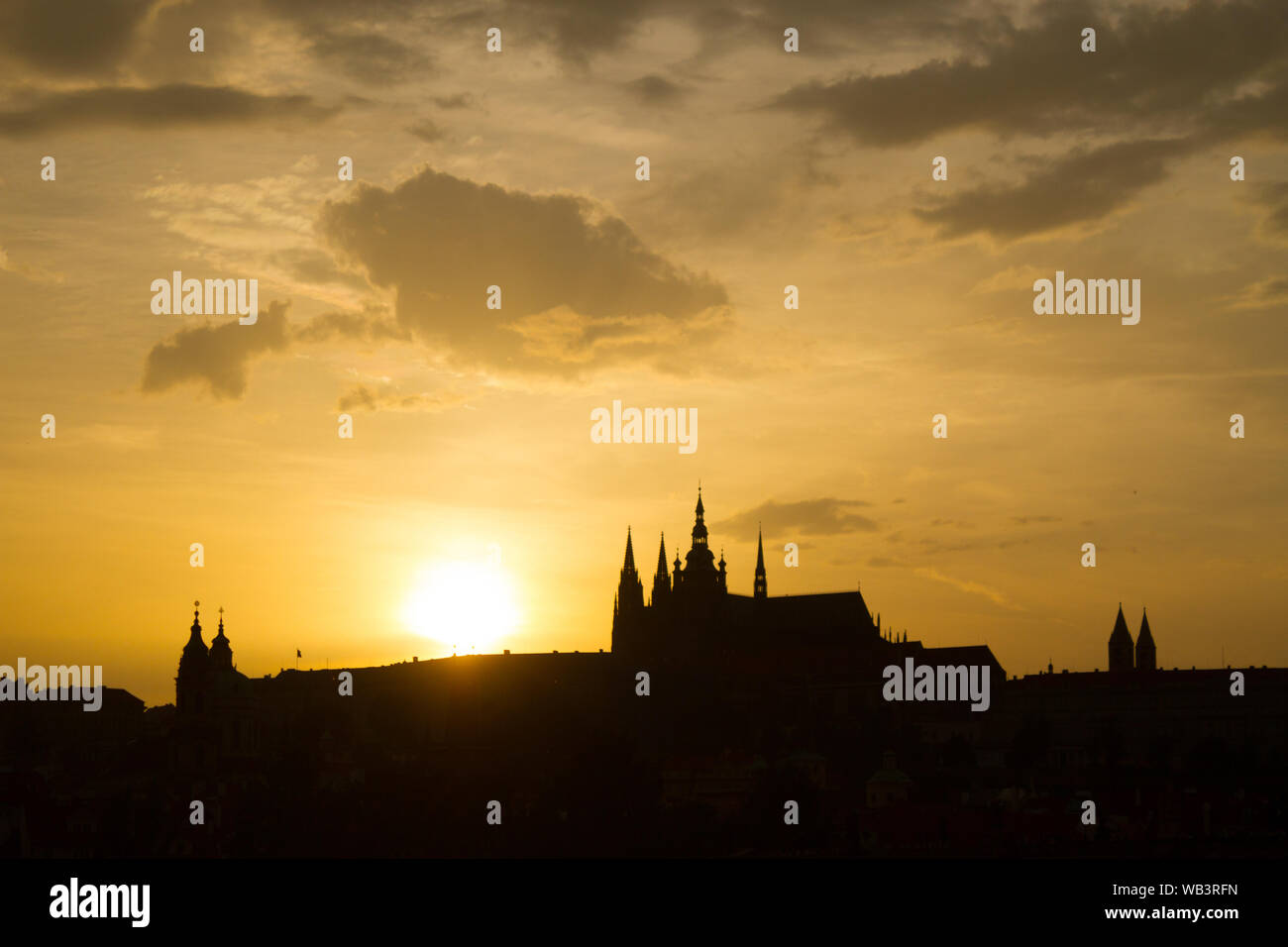 Blick über Prag, die Stadt auf den Sonnenuntergang. St. Vita Cafedral Stockfoto