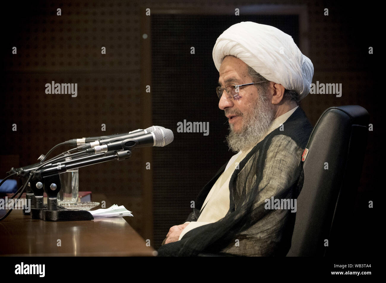 Lavasan, Teheran, Iran. 24 Aug, 2019. Der stellvertretende Vorsitzende der Gesellschaft der Seminarlehrer Qom, Ayatollah Morteza Moghtadai, spricht bei der Eröffnung des neuen Akademischen Jahres der Imam Hasan Seminar in Lavasan, Teheran, Iran. Credit: rouzbeh Fouladi/ZUMA Draht/Alamy leben Nachrichten Stockfoto