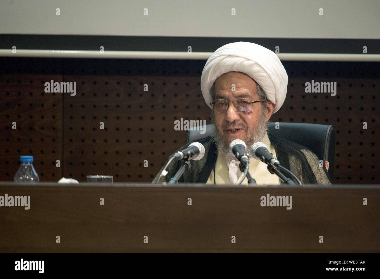 Lavasan, Teheran, Iran. 24 Aug, 2019. Der stellvertretende Vorsitzende der Gesellschaft der Seminarlehrer Qom, Ayatollah Morteza Moghtadai, spricht bei der Eröffnung des neuen Akademischen Jahres der Imam Hasan Seminar in Lavasan, Teheran, Iran. Credit: rouzbeh Fouladi/ZUMA Draht/Alamy leben Nachrichten Stockfoto