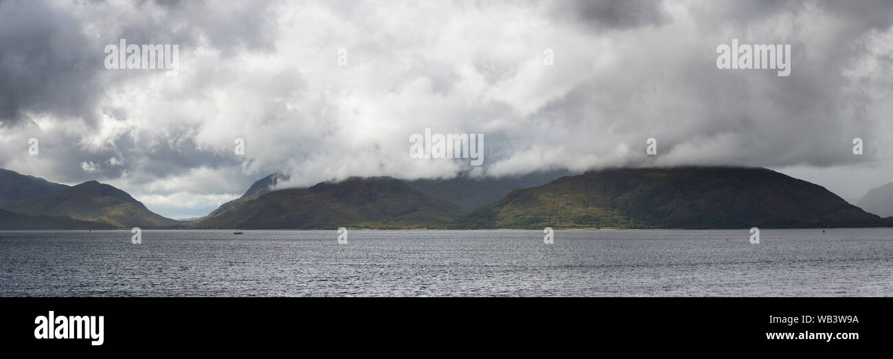 Panoramablick vom Ufer des Loch Linnhe in den schottischen Highlands an einem stürmischen Tag mit niedrigen Cloud. Stockfoto