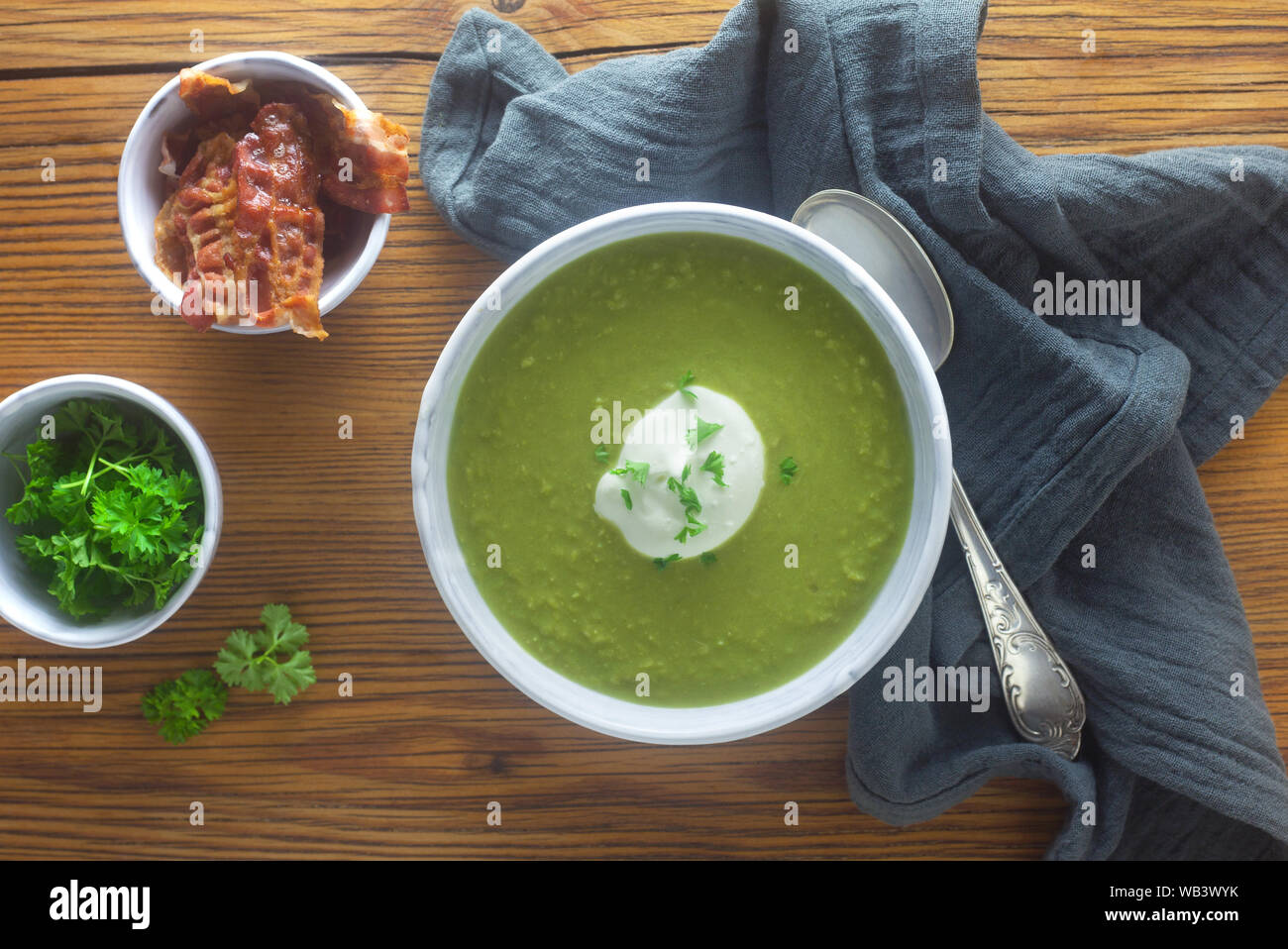 Blick von oben auf die Erbsensuppe mit Speck Stockfoto