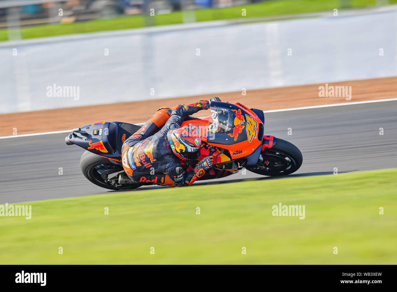 TOWCESTER, VEREINIGTES KÖNIGREICH. 24 Aug, 2019. Pol Espargaro (SPA) Red Bull KTM Factory Racing im freien Training Session 3 der GoPro Britischen Grand Prix in Silverstone Circuit am Samstag, 24. August 2019 in TOWCESTER, ENGLAND. Credit: Taka G Wu/Alamy leben Nachrichten Stockfoto