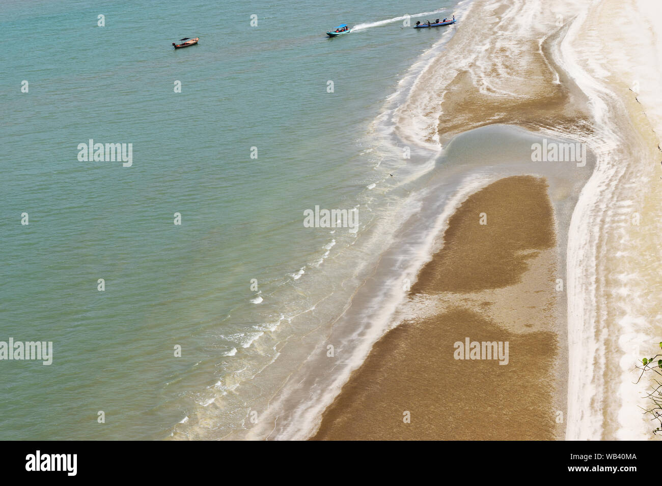 Luftaufnahme von Strand und Meer am Strand von Laem Sala, grünes Wasser und weißen Wellen, beißen sie die Ufer ein kleiner Brauner Sand Insel geworden Stockfoto