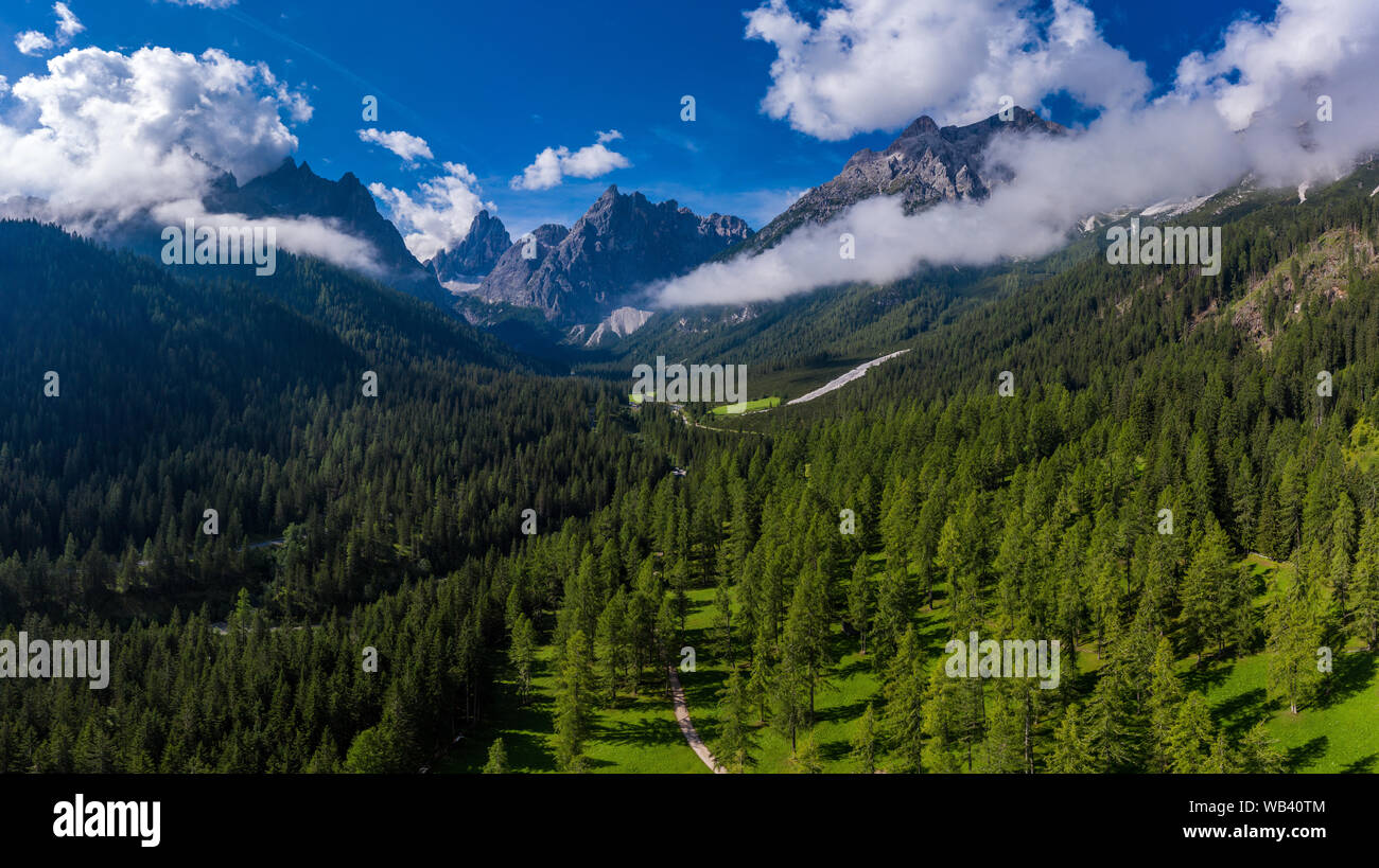 Panoramablick auf die Dolomiten, Val Fischleintal. Drone Fotografie, Stockfoto
