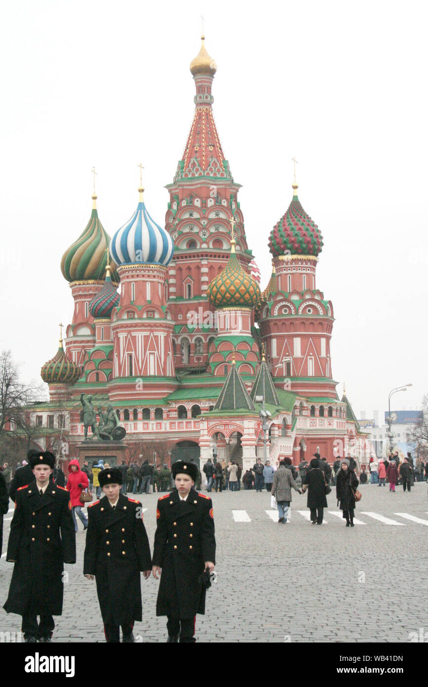 Touristen und Soldaten dargestellt vor der Basilius-Kathedrale auf dem Roten Platz im Herzen der Stadt Moskau, Russland Stockfoto