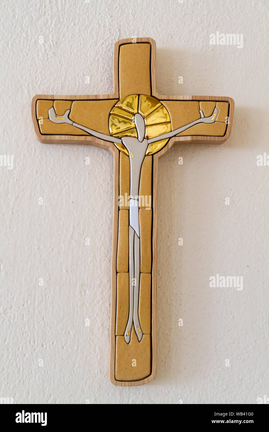 Ein glasierten Fliesen Mosaik von Jesus Christus in Ein hölzernes Kreuz von lubo Michalko. Im Quo Vadis katholische Haus angezeigt. Stockfoto