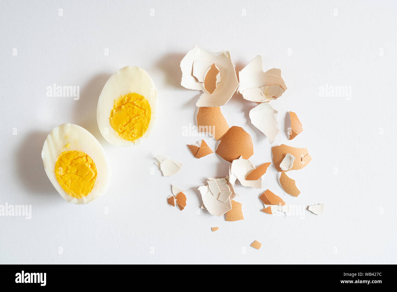 Ein hartgekochtes Ei ohne Schale auf eine weiße Fläche Stockfoto