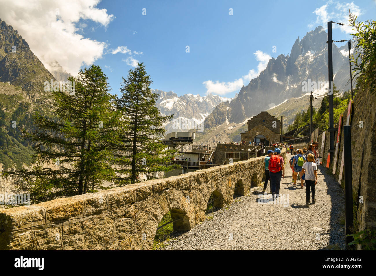 Malerischen Bergblick mit Touristen auf der Zahnradbahn von montenvers am Mer de Glace oben Chamonix-Mont-Blanc im Sommer, Frankreich Stockfoto
