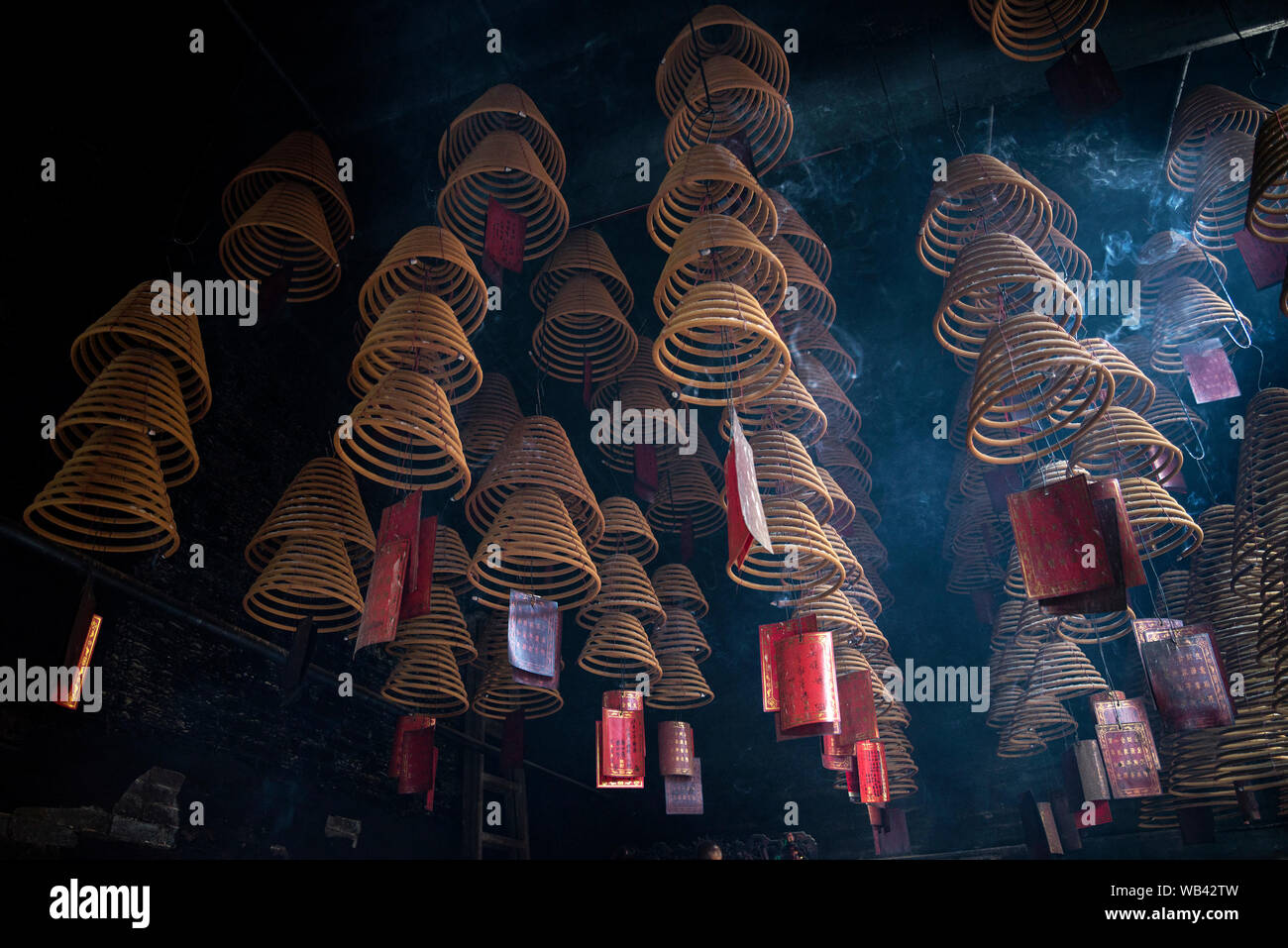 Traditionelle Räucherstäbchen Spulen innerhalb der chinesischen a-ma buddhistischen Tempel in Macau China Stockfoto