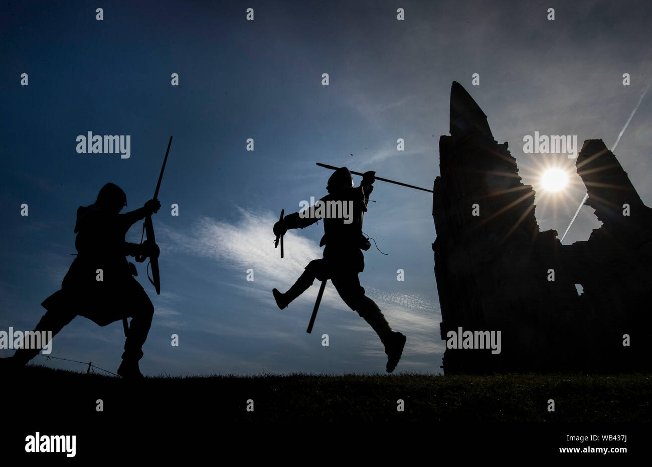 Viking reenactors Battle neben Whitby Abbey, wie Horden von Vikings steigen auf die verschlafene Yorkshire Küstenstadt. Stockfoto