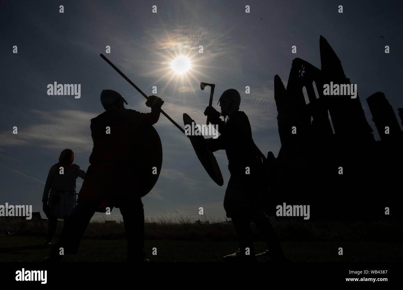 Viking reenactors Battle neben Whitby Abbey, wie Horden von Vikings steigen auf die verschlafene Yorkshire Küstenstadt. Stockfoto