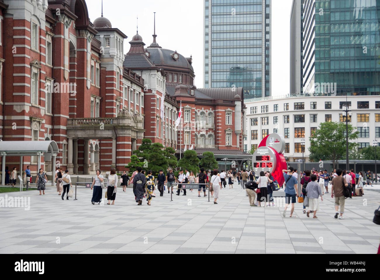 Tokio, Japan, 24.08.2019, Zeichen der Zeit zählen zu den Olympischen Spielen in Tokio 2020 vor dem Bahnhof von Tokio. Stockfoto