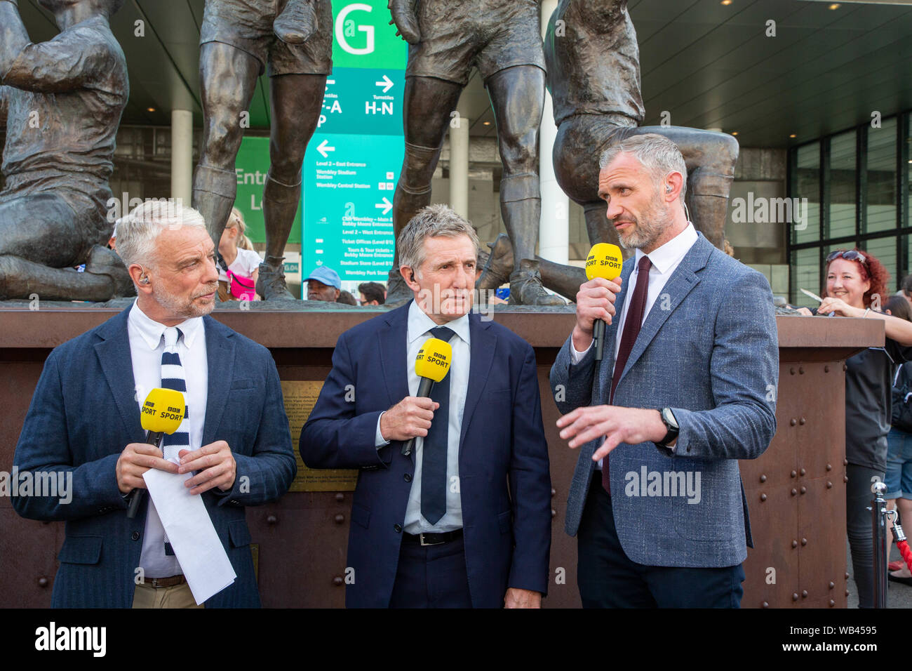 London, Großbritannien. Wembley, London, UK. 24 Aug, 2019. St Helens v Warrington Wolves Coral das Endspiel um den Challenge Cup 2019 im Wembley Stadium-Fans vor dem Stadion vor dem Spiel Credit sammeln: John Hopkins/Alamy leben Nachrichten Stockfoto