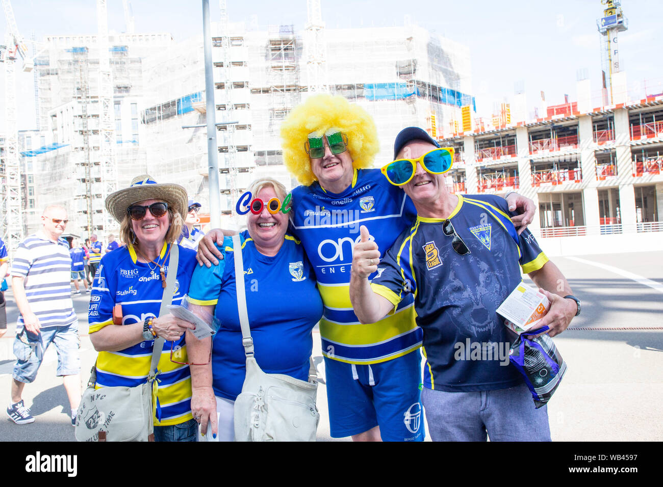 London, Großbritannien. Wembley, London, UK. 24 Aug, 2019. St Helens v Warrington Wolves Coral das Endspiel um den Challenge Cup 2019 im Wembley Stadium-Fans vor dem Stadion vor dem Spiel Credit sammeln: John Hopkins/Alamy leben Nachrichten Stockfoto