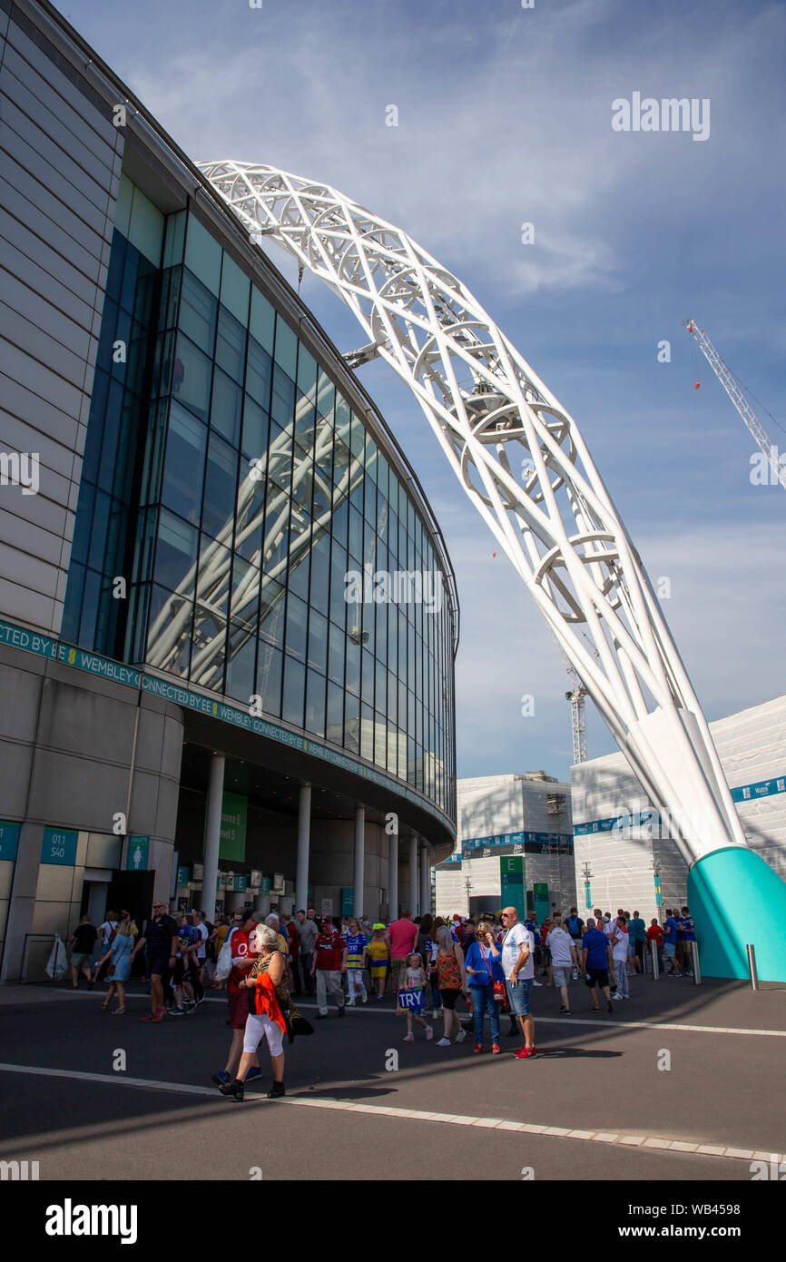 London, Großbritannien. Wembley, London, UK. 24 Aug, 2019. St Helens v Warrington Wolves Coral das Endspiel um den Challenge Cup 2019 im Wembley Stadium-Fans vor dem Stadion vor dem Spiel Credit sammeln: John Hopkins/Alamy leben Nachrichten Stockfoto