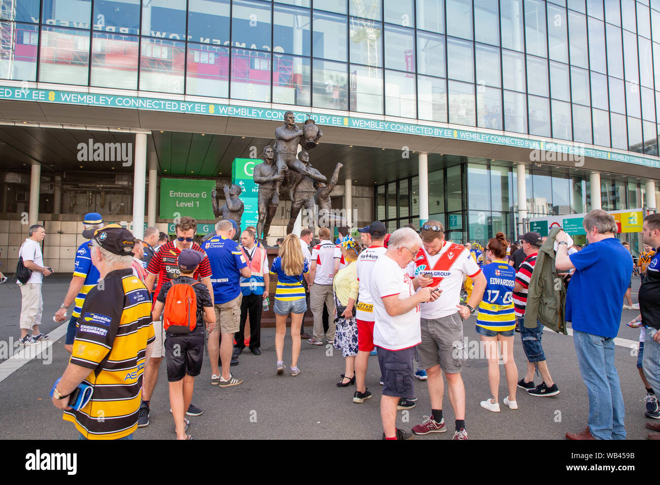 London, Großbritannien. Wembley, London, UK. 24 Aug, 2019. St Helens v Warrington Wolves Coral das Endspiel um den Challenge Cup 2019 im Wembley Stadium-Fans vor dem Stadion vor dem Spiel Credit sammeln: John Hopkins/Alamy leben Nachrichten Stockfoto
