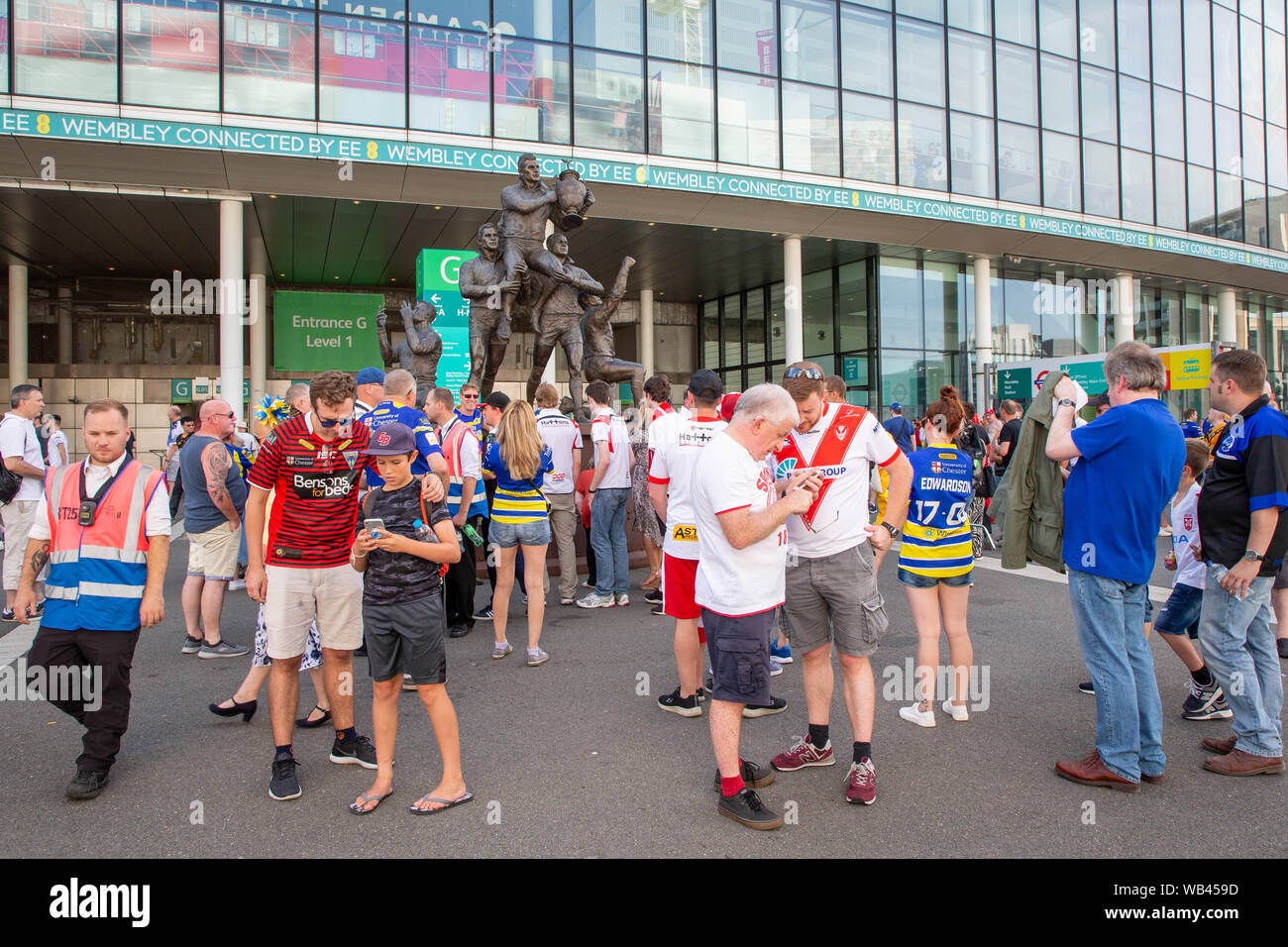 London, Großbritannien. Wembley, London, UK. 24 Aug, 2019. St Helens v Warrington Wolves Coral das Endspiel um den Challenge Cup 2019 im Wembley Stadium-Fans vor dem Stadion vor dem Spiel Credit sammeln: John Hopkins/Alamy leben Nachrichten Stockfoto