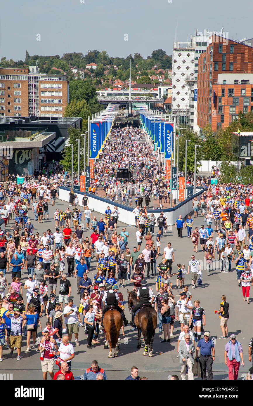 London, Großbritannien. Wembley, London, UK. 24 Aug, 2019. St Helens v Warrington Wolves Coral das Endspiel um den Challenge Cup 2019 im Wembley Stadium-Fans vor dem Stadion vor dem Spiel Credit sammeln: John Hopkins/Alamy leben Nachrichten Stockfoto