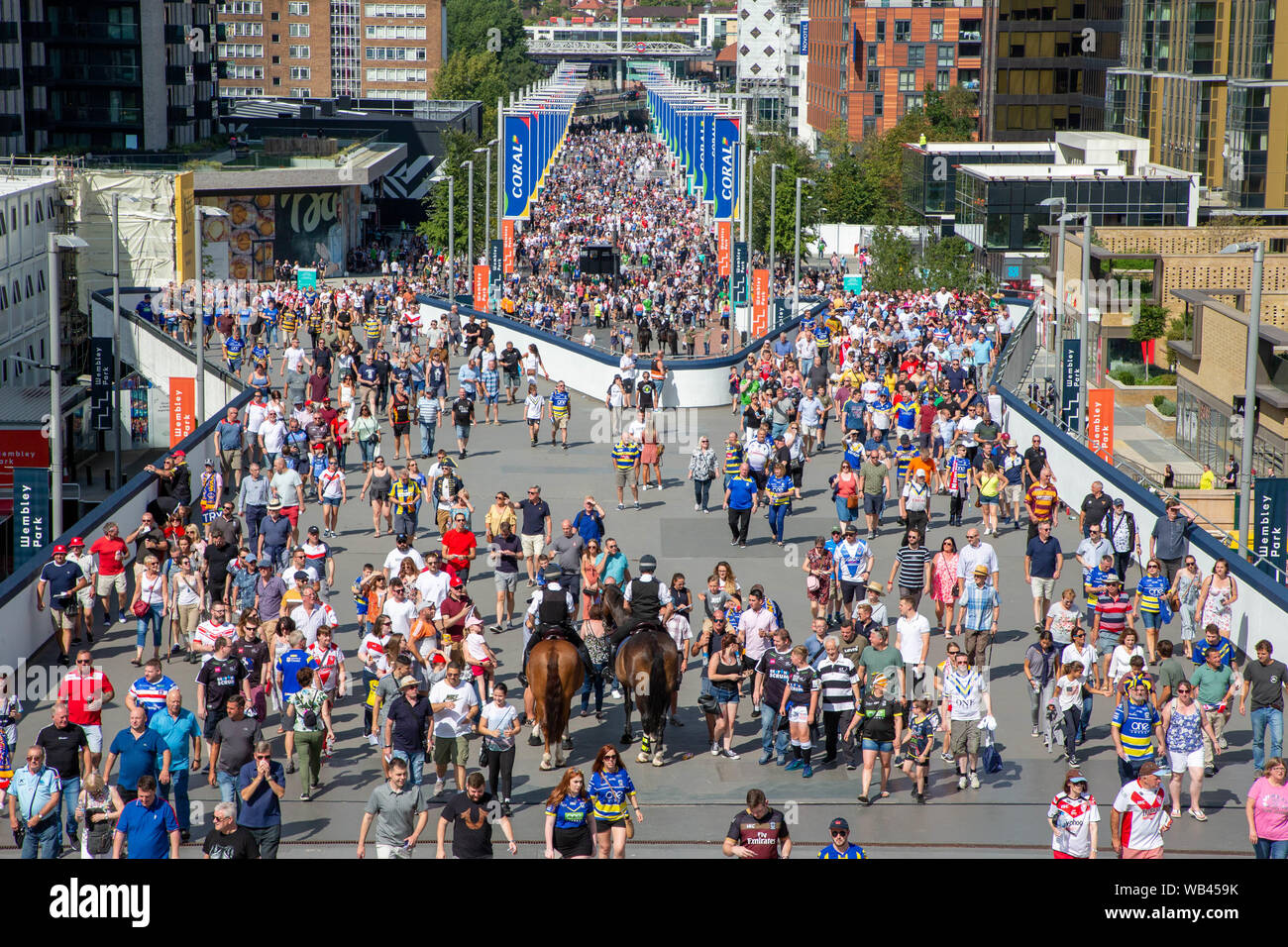 London, Großbritannien. Wembley, London, UK. 24 Aug, 2019. St Helens v Warrington Wolves Coral das Endspiel um den Challenge Cup 2019 im Wembley Stadium-Fans vor dem Stadion vor dem Spiel Credit sammeln: John Hopkins/Alamy leben Nachrichten Stockfoto